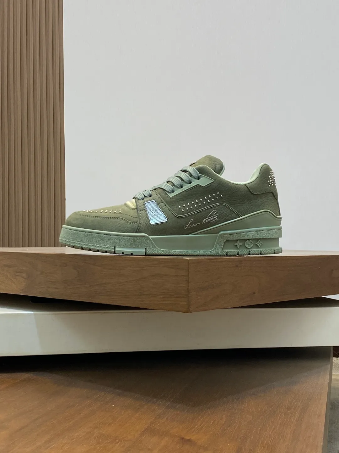 Men's men's shoes 💰820 Lujia New Color Men's 🧍‍♂️trainer sneakers, this LV Trainer sneaker is made of soft grained calfskin, showing pure tones, the #54 logo on the back traces the brand's birth in 1854, the designer's handwritten brand logo embellishes one side, designed by Virgil Abloh himself, a very commemorative sneaker, the new LV Louis Vuitton louis vuitton trainer sneaker low casual sports culture versatile basketball sneakers Size: 35-46 (customized for women 40, men 46)